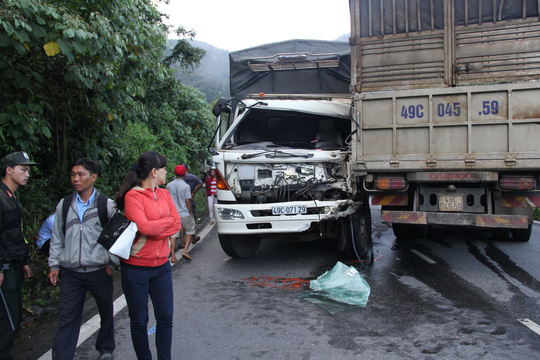 Lâm Đồng: 4 xe tải tông nhau tại đèo Bảo Lộc, 1 xe rơi xuống vực